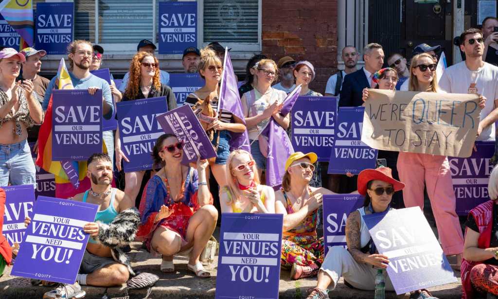 Plus d'une centaine de personnes se sont présentées à un rallye pour sauver le club masculin de Bethnal Green Working.
