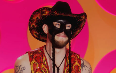 «Beaucoup de choses se produisent:» Orville Peck partage un aperçu des répétitions de cabaret avec un selfie torse nu