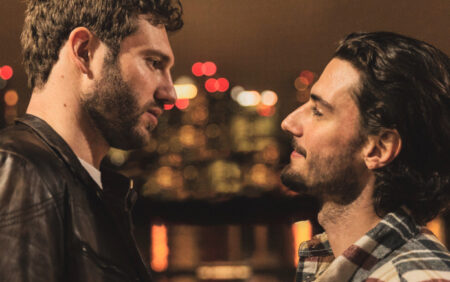 Dans le côté Alexander Lincoln joue dans la bande-annonce de Gay Romance A Night comme celle-ci