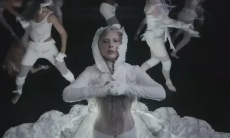 Lady Gaga fait ses débuts sur une nouvelle chanson 'Abracadabra' pendant les grammys Break commercial