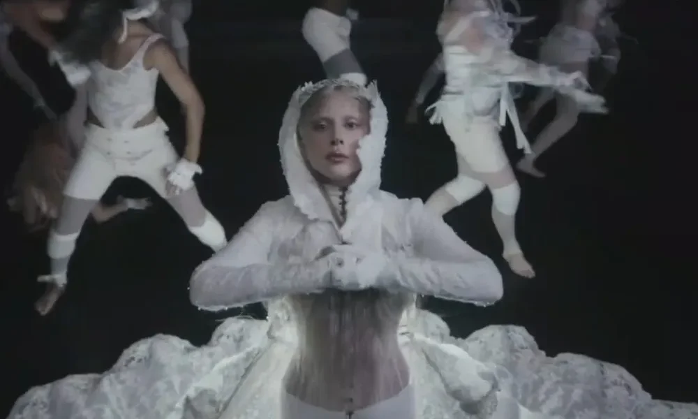 Lady Gaga fait ses débuts sur une nouvelle chanson 'Abracadabra' pendant les grammys Break commercial