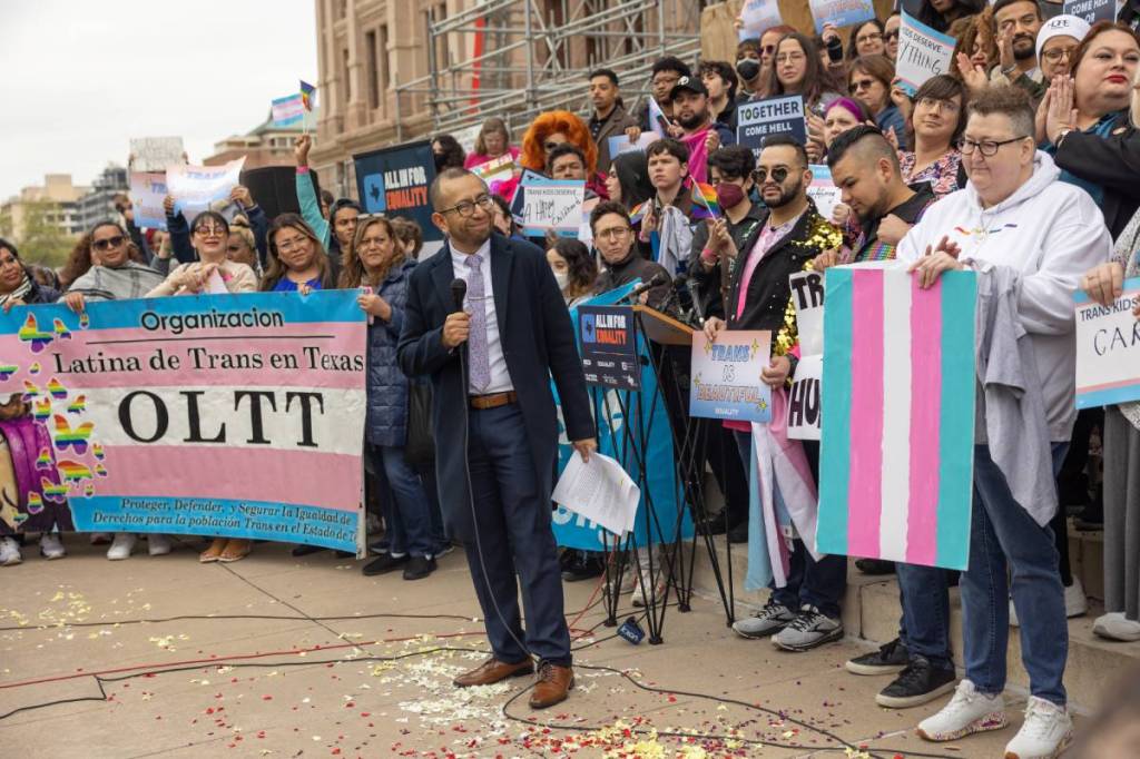 Les avocats LGBTQ + se rassemblent ensemble à l'appui des droits trans en tant que législateurs républicains au Texas tentent de repousser la communauté trans et l'accès aux soins de santé affirmant les sexes pour les jeunes trans dans l'État