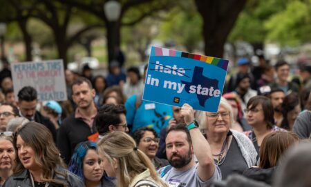 Le projet de loi sur la nouvelle interdiction du Texas vise à éradiquer complètement les soins affirmés par les sexes dans l'État