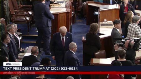 Trump se double de la rhétorique «anti-réveil» et diminue sur les souris transgenres dans un discours bizarre