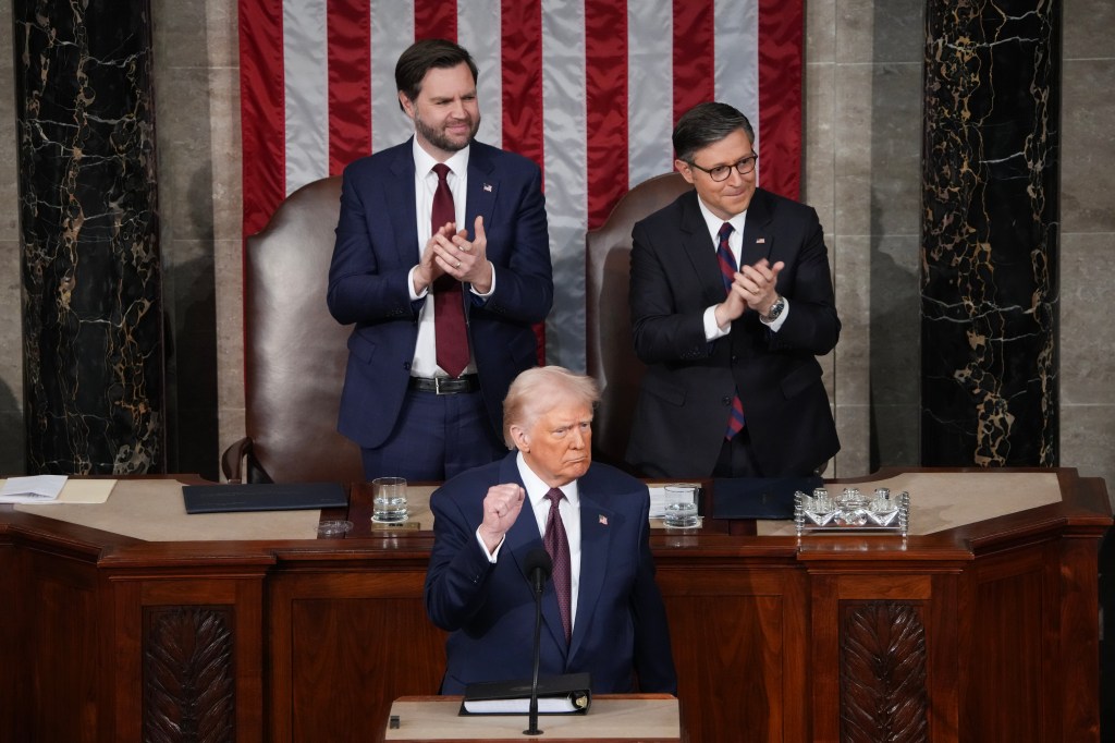 Le vice-président JD Vance et le président de la Chambre Mike Johnson et le président Donald Trump.