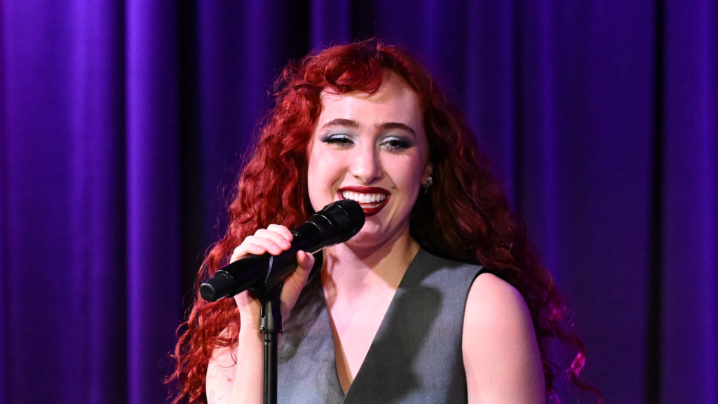 Chappell Roan à Spotlight: une nuit avec Chappell Roan et Daniel Nigro au Grammy Museum. Portant un costume gris.