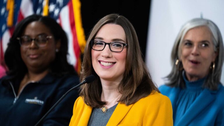 Sarah McBride dit qu'elle vit «sans loyer» dans les têtes des républicains, les appelle «bizarres» et «bizarres»
