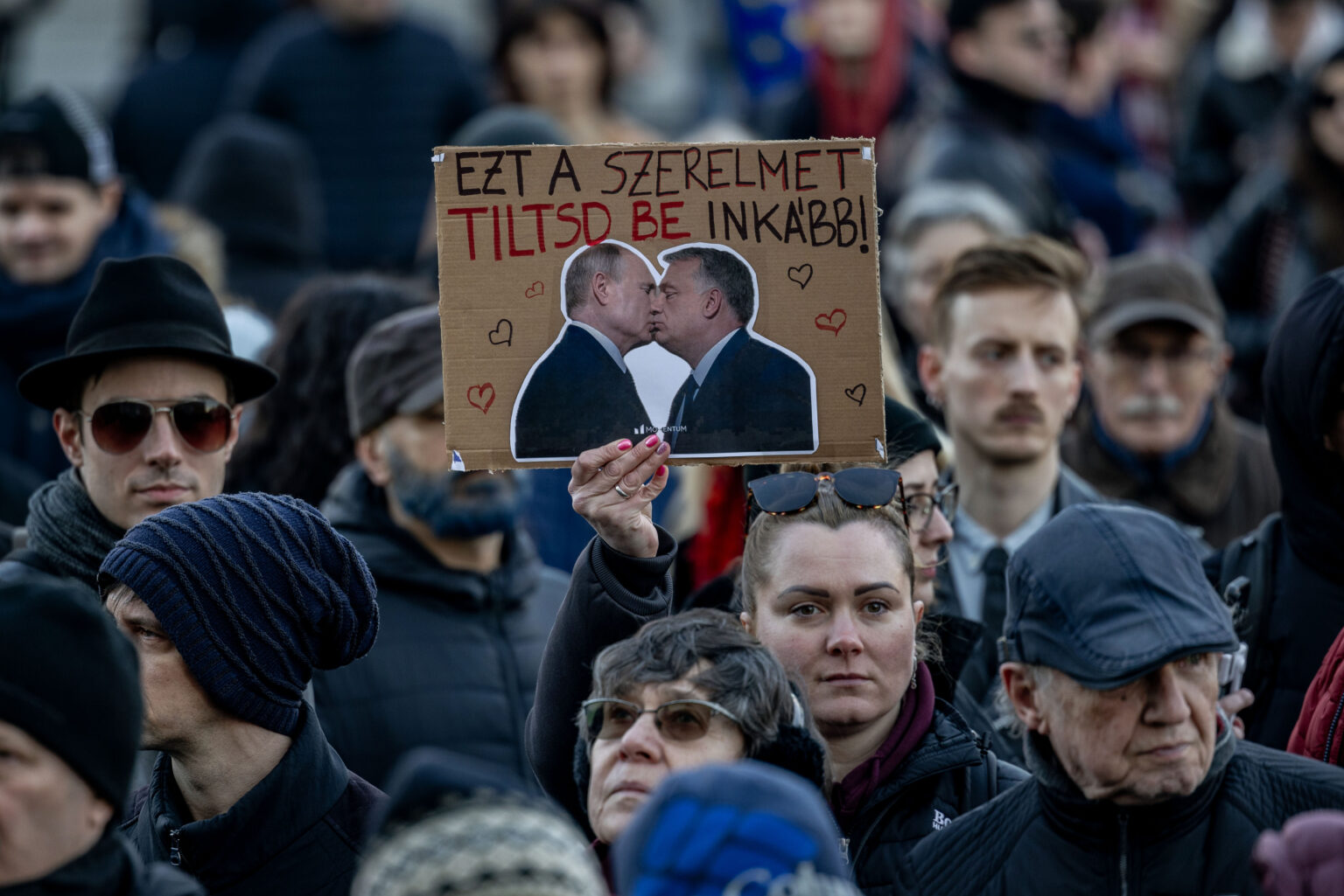 Les députés hongrois jettent des photos d'Orbán et de Poutine qui s'embrasse au Parlement après que PM interdit la fierté