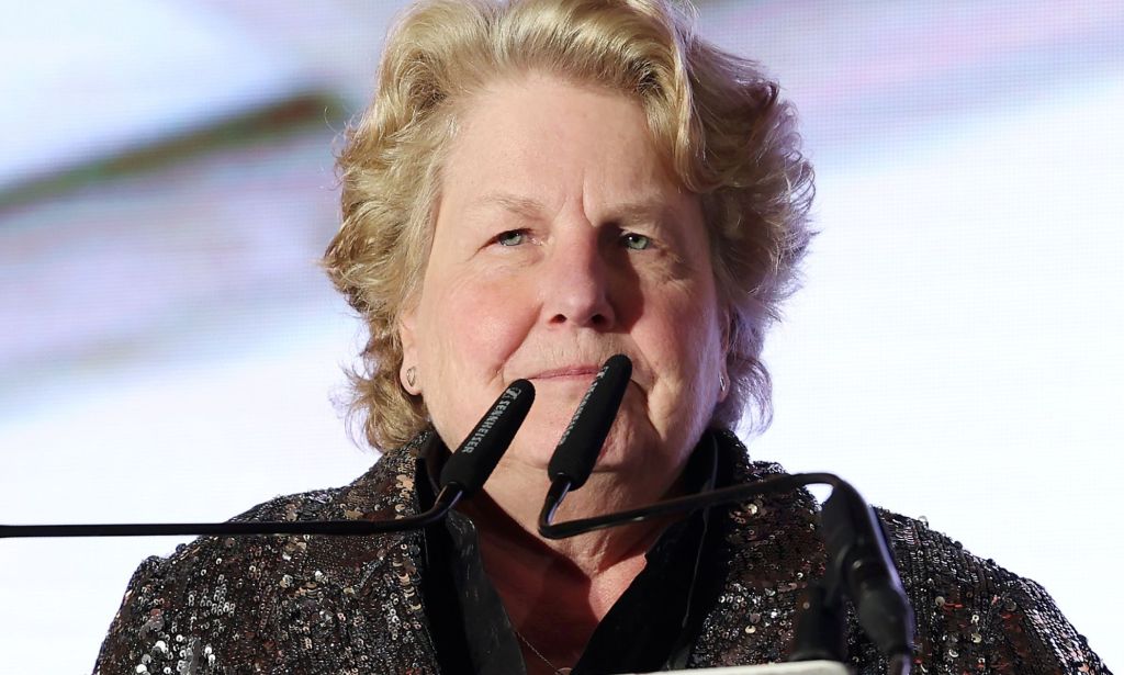 Sandi Toksvig parlant sur un podium.