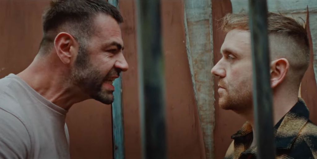 David Tag joue Jake dans les départs, un homme corrompu par la honte gay et l'abandon.