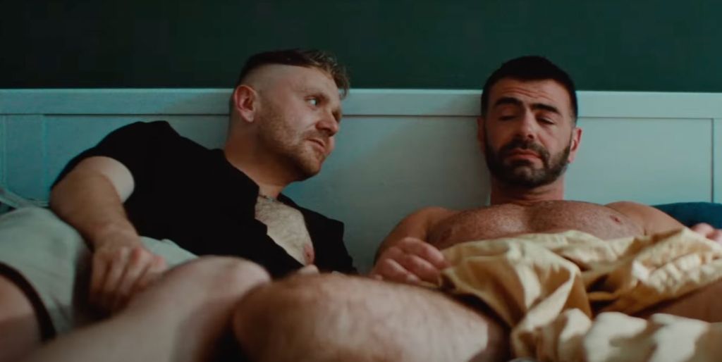 Les départs ont utilisé un coordinateur d'intimité pour les scènes de sexe intenses du film.