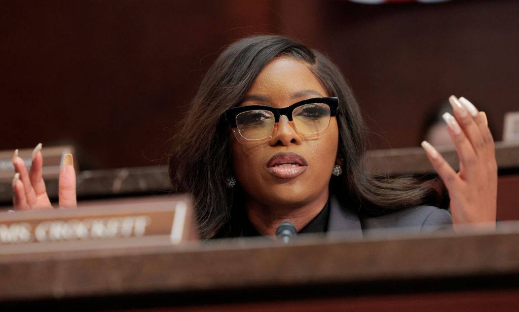 Jasmine Crockett hausse les épaules lors d'une session du Congrès américain.