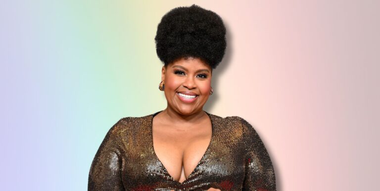 L'icône White Lotus, Natasha Rothwell, dit qu'elle «mourra» pour la communauté LGBTQ +: «Personne n'est gratuit jusqu'à ce que nous soyons tous gratuits» The White Lotus star Natasha Rothwell smiles against a rainbow background.