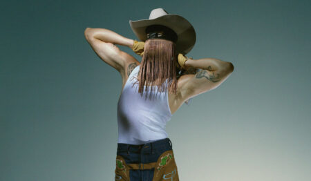 Cabaret: Orville Peck est-il juste devenu sans masque sur la photo de premier look?