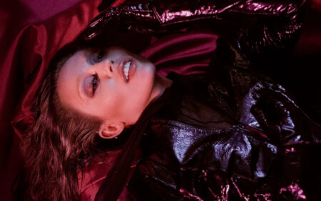 Miley Cyrus dévoile la couverture et la date de sortie de l'album «visuel» quelque chose de beau