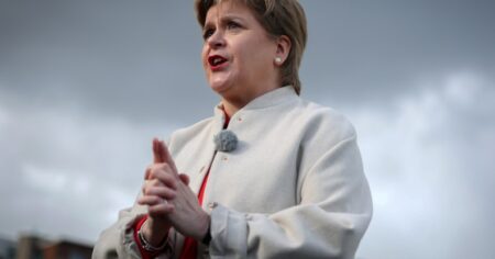 Nicola Sturgeon dit que la société regardera en arrière avec la «honte» de la diffusion des personnes trans