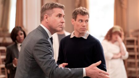 Rencontrez le couple de puissance gay qui dirige la Maison Blanche dans le nouveau mystère de Netflix, «The Residence»