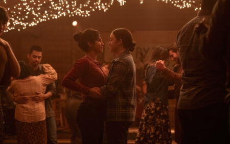 La star du dernier des États-Unis taquine la romance LGBTQ + de la saison 2: "Les gays vont être nourris"
