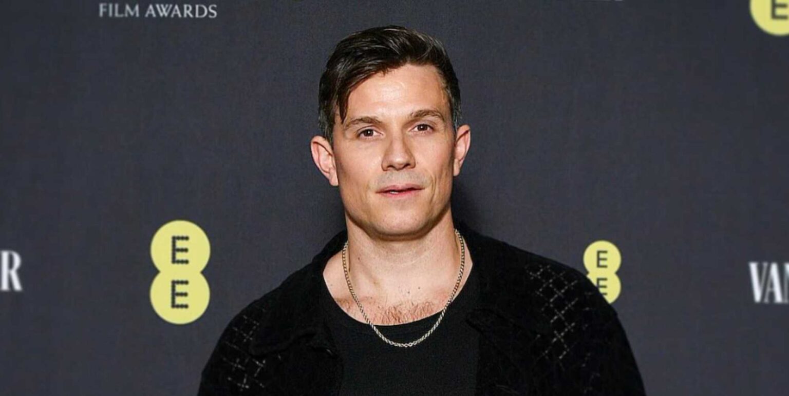 Celebrity Big Brother Host envoie au mieux les téléspectateurs gays avec ses «petits t-shirts salopes»