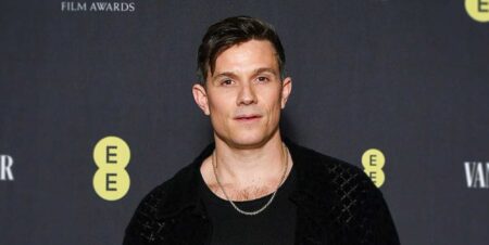Celebrity Big Brother Host envoie au mieux les téléspectateurs gays avec ses «petits t-shirts salopes»