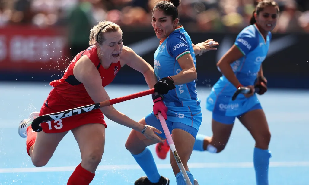 Angleterre contre l'Inde dans un match de hockey en 2024. 