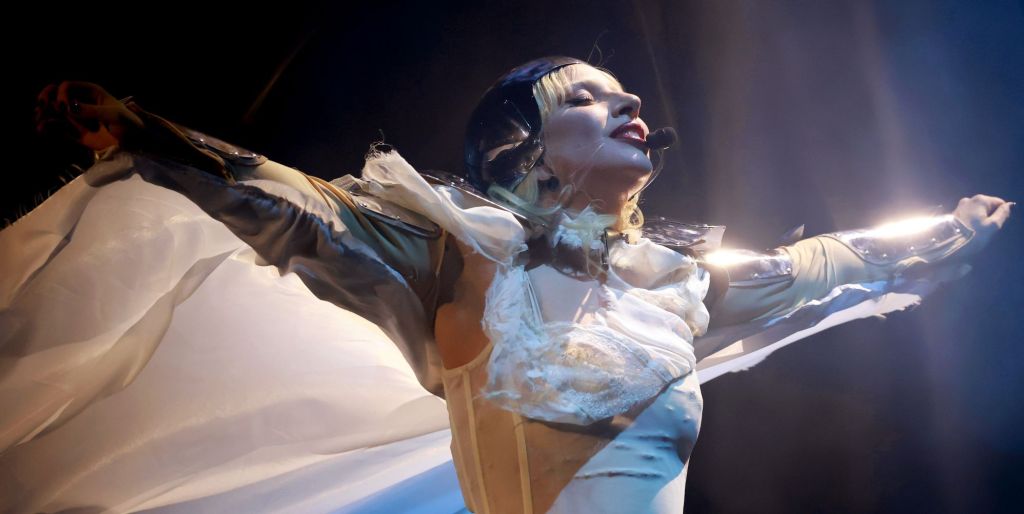 Lady Gaga ouvre ses bras alors qu'elle se produit dans une robe blanche à Coachella