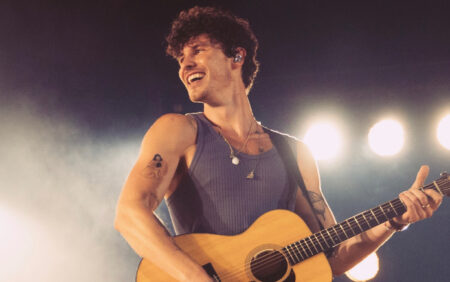 Shawn Mendes va torse nu en faisant ses débuts en frappant un nouveau tatouage