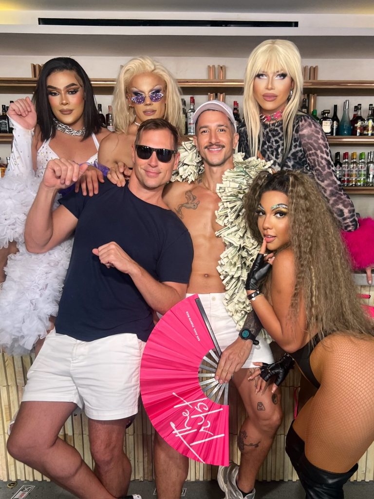 Tristan Schukraft et ses reines à Drag Brunch au Tryst Puerto Vallarta. Photo: Hôtel à essai.