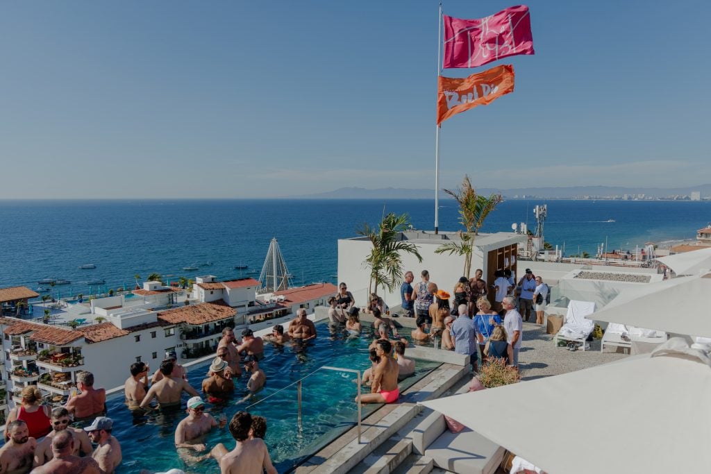 Parties de la piscine sur le toit avec vues panoramiques. Photo: hôtel à rendez-vous