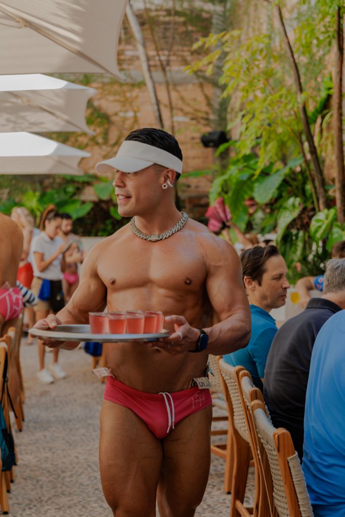 Pinky Shots au brunch de traînée au rendez-vous. Photo: hôtel à rendez-vous