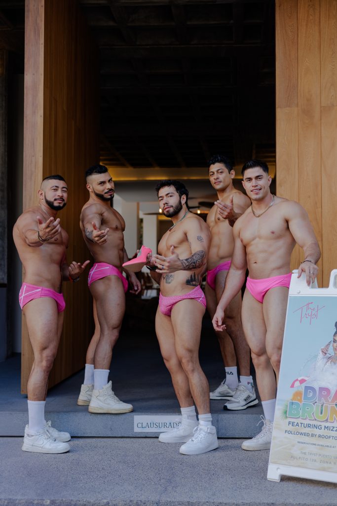 Les garçons sont prêts pour vous au rendez-vous. Photo: Hôtel à essai.