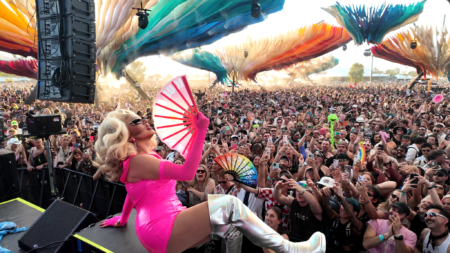 Trixie Mattel a juste eu l'un des plus grands sets de Coachella et a donné l'impression que la fierté est venue tôt