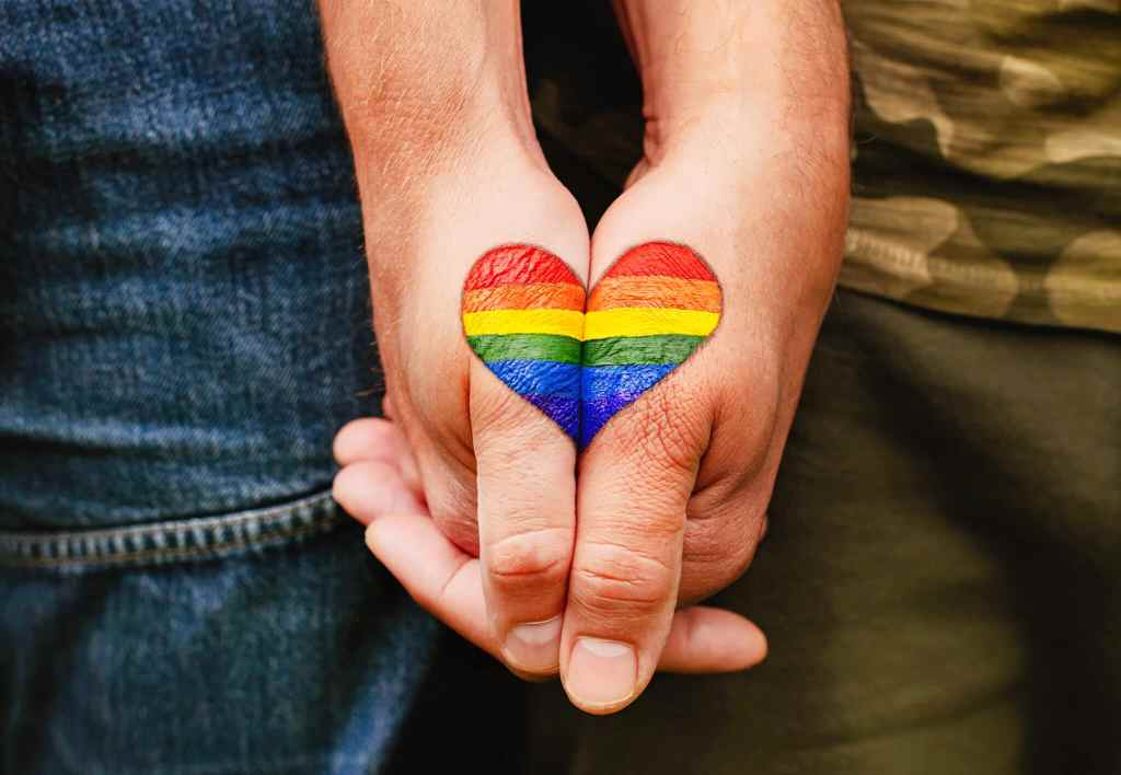 Un couple gay se tenant la main.