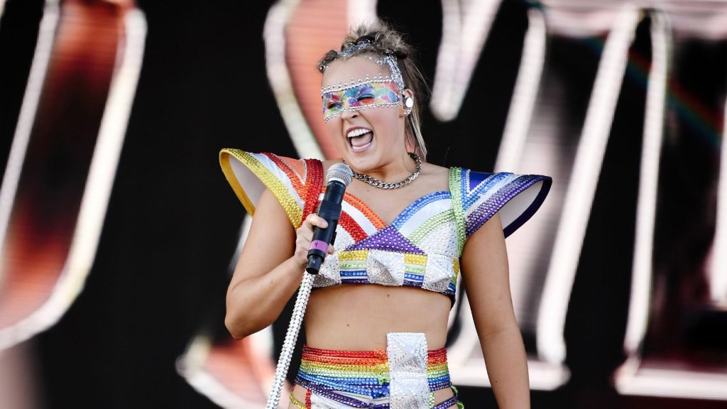 JoJo Siwa se produit lors d'un événement Pride avec une tenue de couleur arc-en-ciel