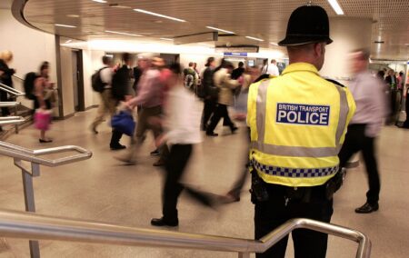 Trans Femmes à être fouillée par la police des transports masculins après la décision du tribunal britannique