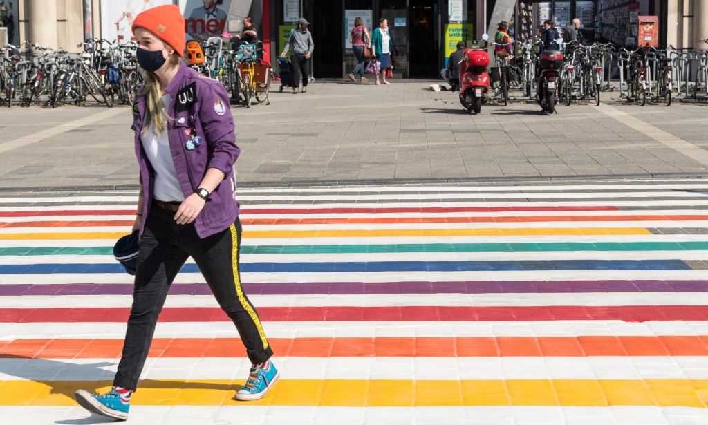 Une personne traversant une route arc-en-ciel à Malte.