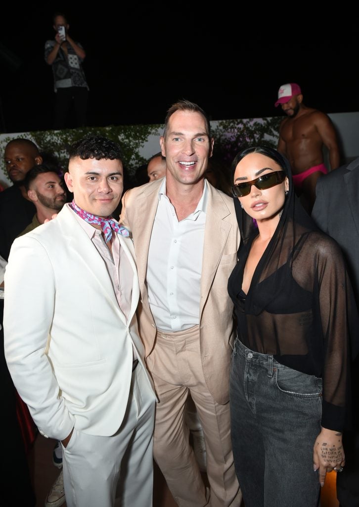 Melvin Alexander, Tristan Schukraft et Demi Lovato assistent à la soirée d'ouverture du rendez-vous à Puerto Vallarta le 25 avril 2025 à Puerto Vallarta, Mexique