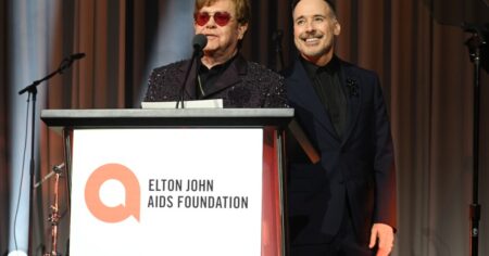 La Russie interdit la fondation Elton John AIDS au milieu de la répression anti-LGBTQ +