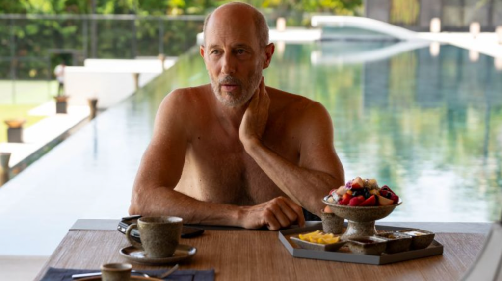Jon Gries en tant que Greg - ou «Gary» - dans le Lotus blanc