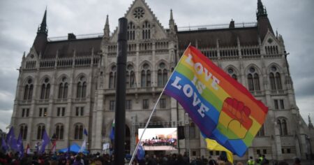 Le drapeau LGBTQ + est à un rassemblement devant le Parlement hongrois à Budapest, en Hongrie.