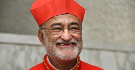 Le nouveau cardinal, le prélat espagnol, Cristobal, Lopez Romero, regarde alors qu'il rencontre des parents et des amis lors d'une visite de courtoisie après sa nomination par le pape, lors d'un consistoire public ordinaire pour la création de nouveaux cardinaux le 5 octobre 2019 au Vatican. - Le pape François nomme 13 nouveaux cardinaux dans le consistoire public ordinaire 2019, en choisissant des prélats dont les carrières à vie reflètent leur engagement à servir les communautés d'église marginalisées et locales, originaires de 11 nations différentes et représentant plusieurs ordres religieux. (Photo de Tiziana Fabi / AFP) (Photo de Tiziana Fabi / AFP via Getty Images)