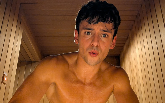 Tom Daley se déshabille jusqu'à ses sous-vêtements dans l'entraînement en sueur selfie