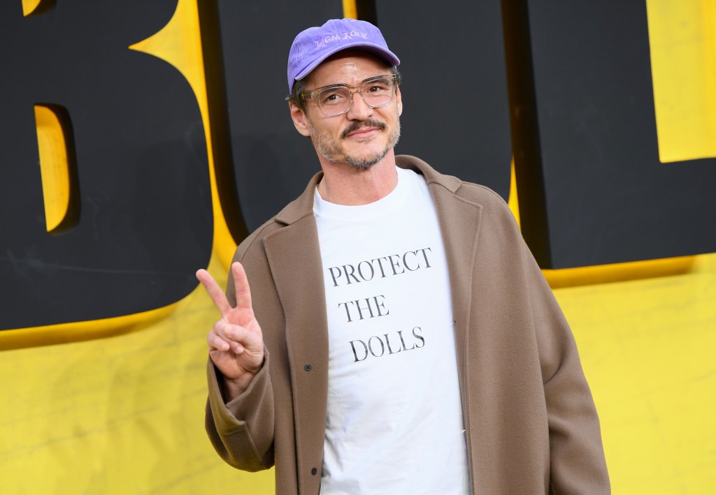 Pedro Pascal portant un t-shirt Protect the Dolls