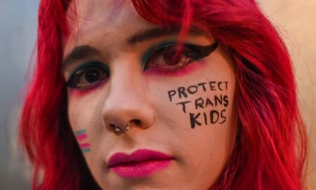 Avertissement des historiens sur le traitement par le gouvernement des personnes trans