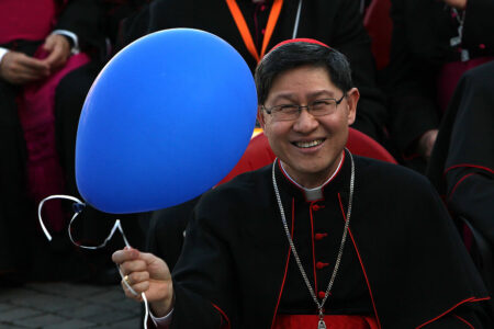 Les bookmakers disent que Luis Antonio Tagle est désormais un piste de la papauté - quelles sont ses vues LGBTQ +?