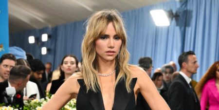 Suki Waterhouse étimule le contrecoup pour avoir appelé `` chaque minet avec une opinion '' sur le Met Gala