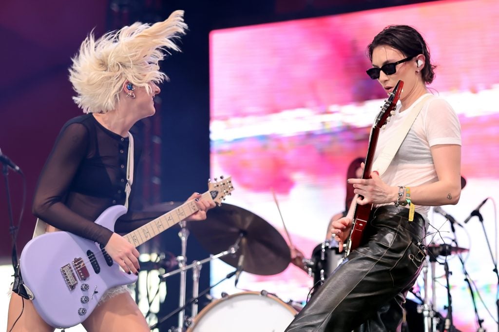 Kylie Miller et Leandra Earl of the Beachs se produisent à la tente de Gobi lors du Festival de musique et des arts Coachella Valley 2025 à l'Empire Polo Club le 13 avril 2025 à Indio, en Californie.