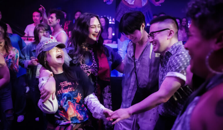 Avec Dei et des voix queer menacées, le banquet de mariage parle plus fort que jamais