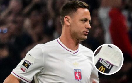Ex-Chelsea Star fait face à l'interdiction après avoir couvert le logo anti-homophobie pendant le match