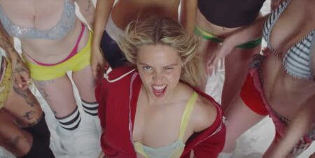 Renéé Rapp «Shades» Sex Lives of College Girls avec un nouveau single «Leave Me Alone»